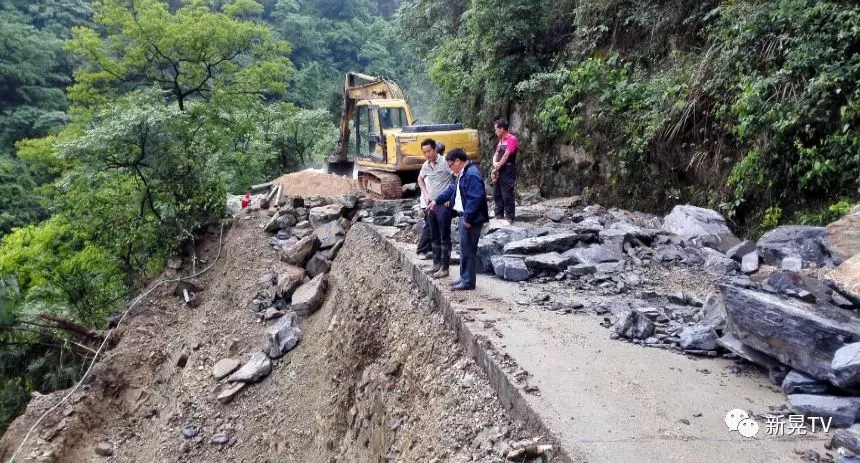 县公路管理局紧急处置一处路基坍塌险情